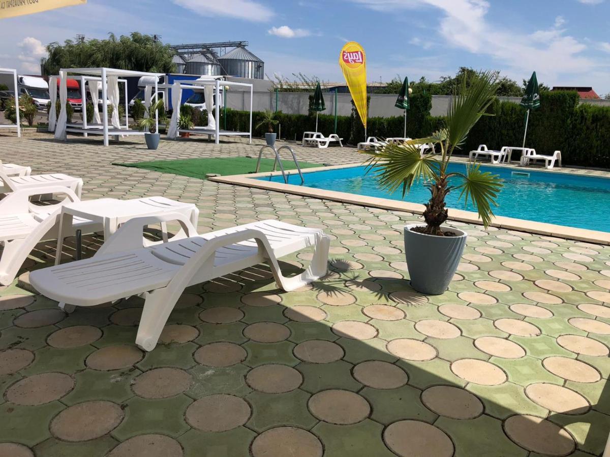 Hotel Daly Ploieşti Buitenkant foto