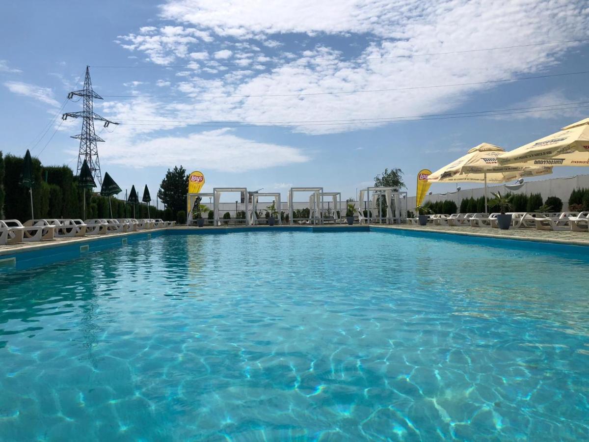 Hotel Daly Ploieşti Buitenkant foto