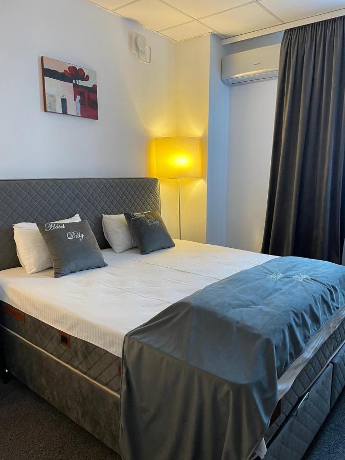 Hotel Daly Ploieşti Buitenkant foto