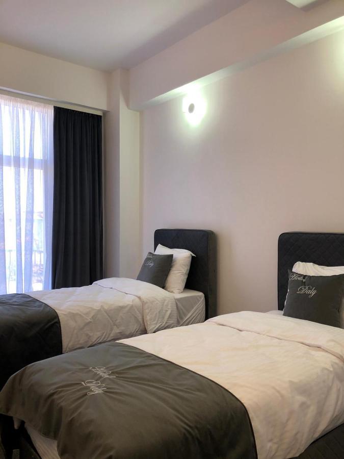 Hotel Daly Ploieşti Buitenkant foto