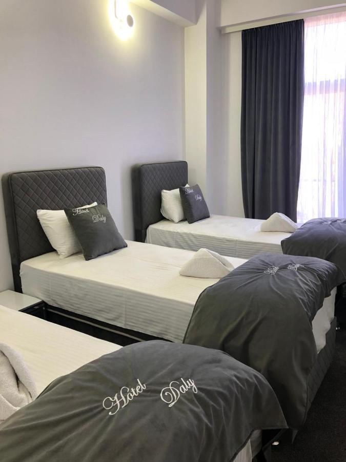 Hotel Daly Ploieşti Buitenkant foto