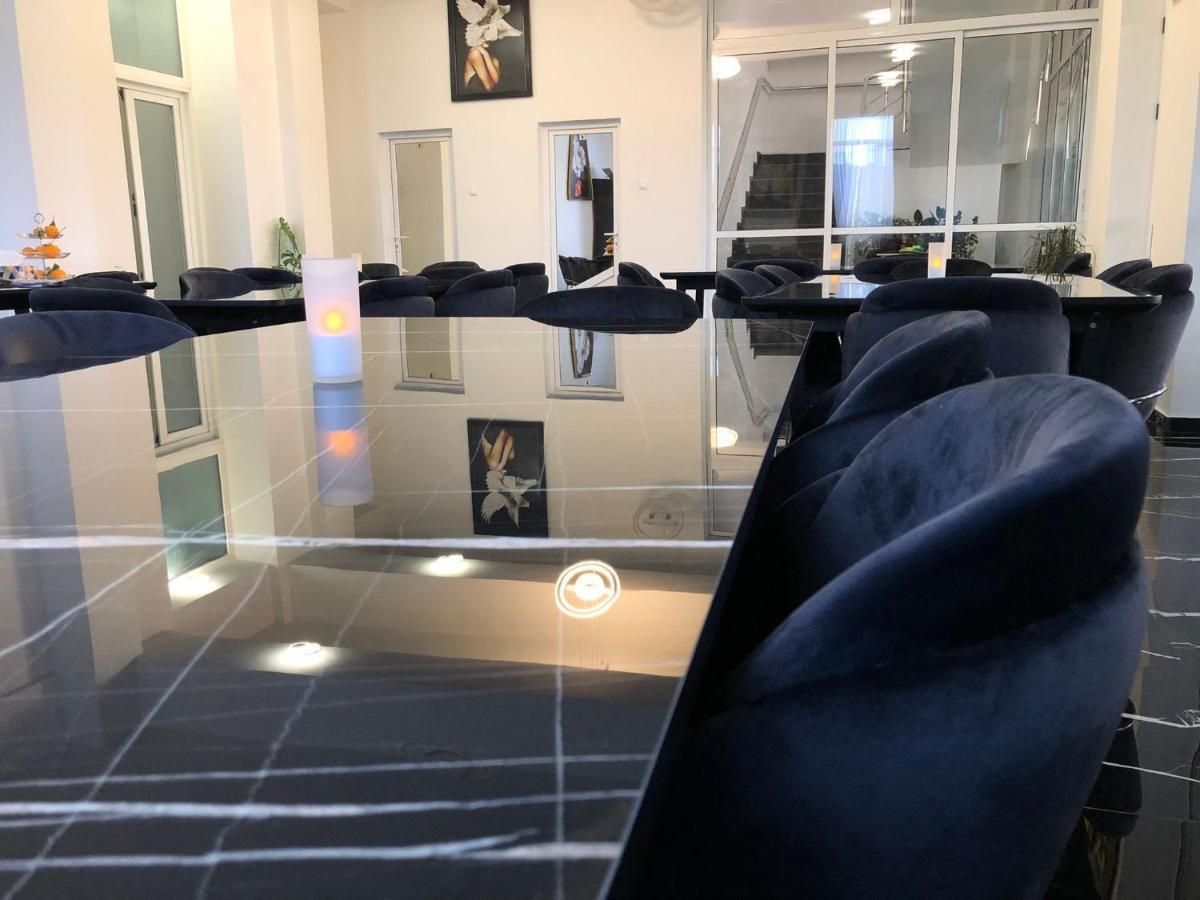 Hotel Daly Ploieşti Buitenkant foto