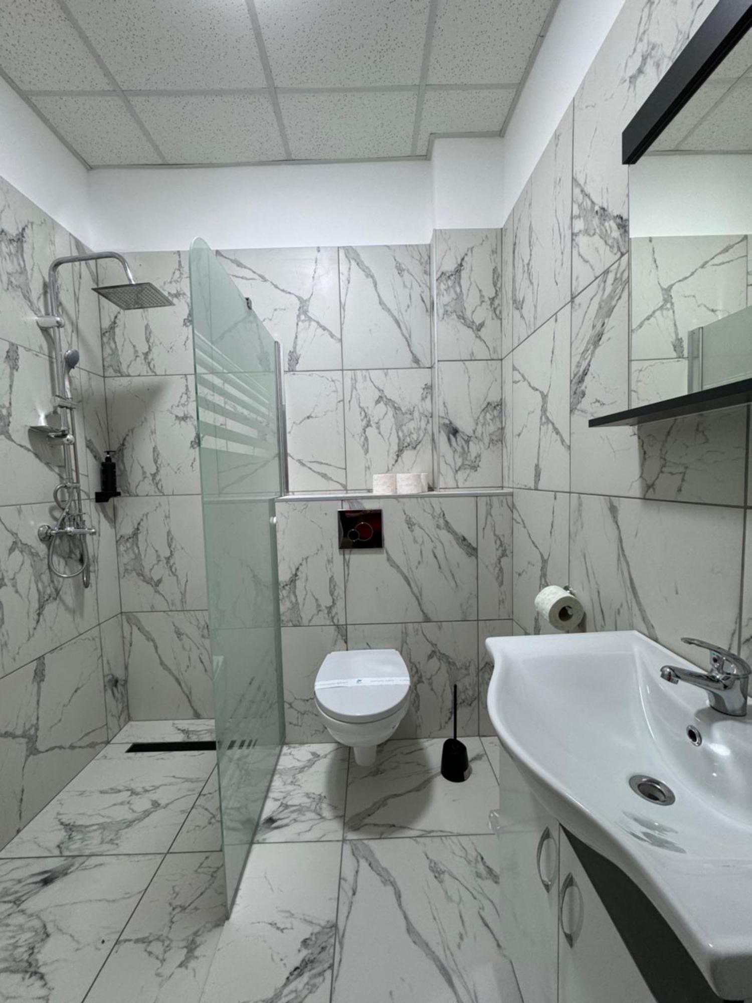 Hotel Daly Ploieşti Buitenkant foto