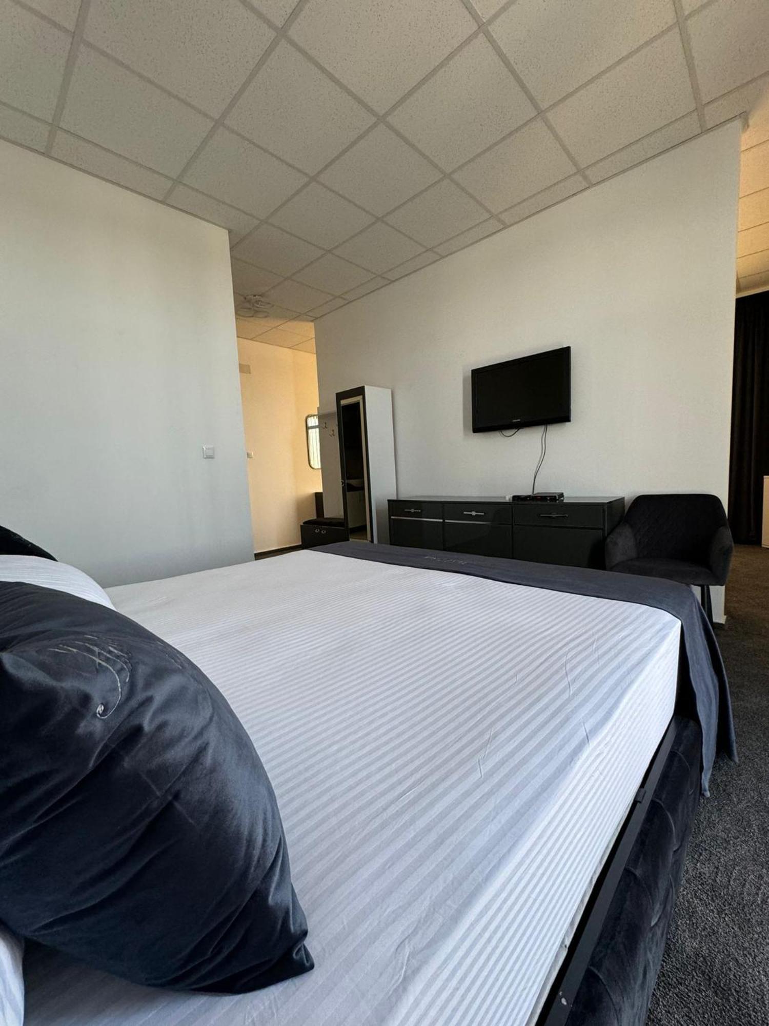 Hotel Daly Ploieşti Buitenkant foto