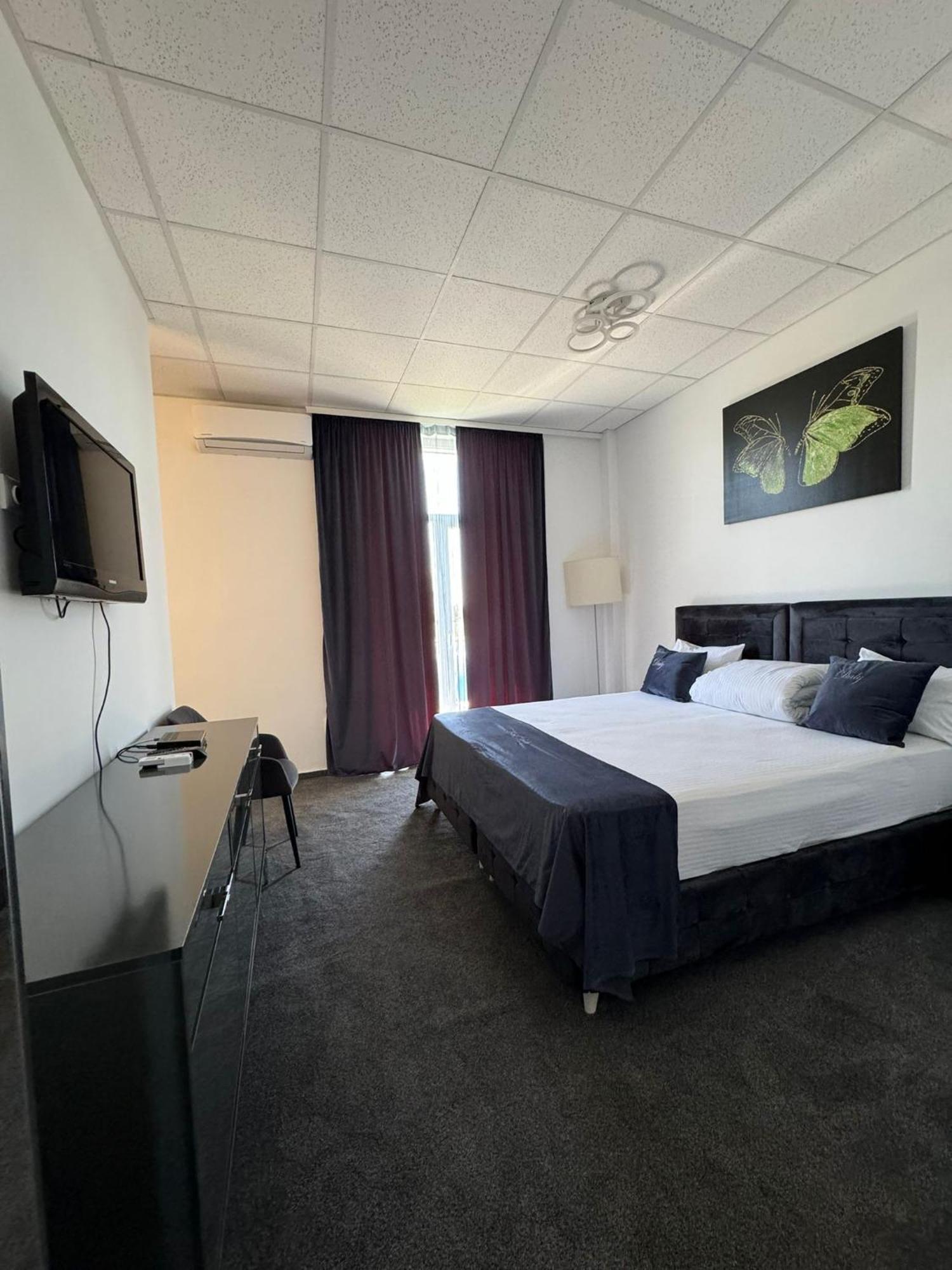 Hotel Daly Ploieşti Buitenkant foto