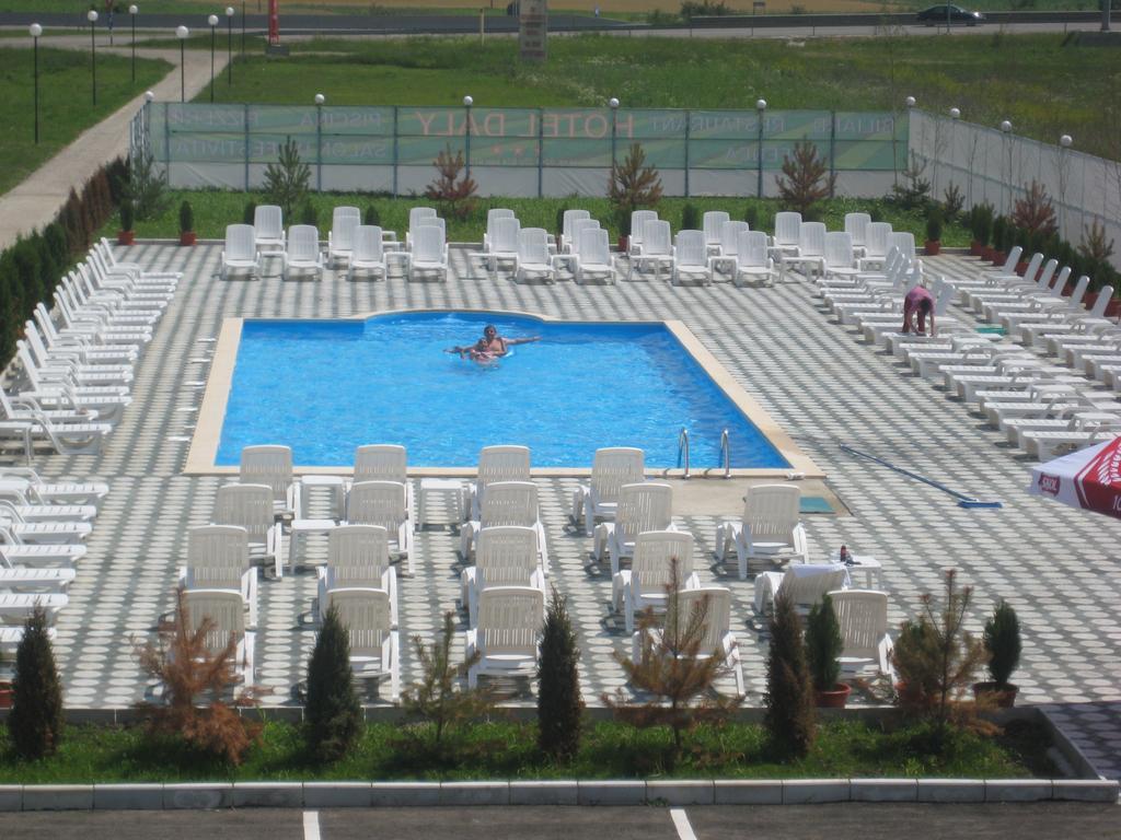 Hotel Daly Ploieşti Buitenkant foto
